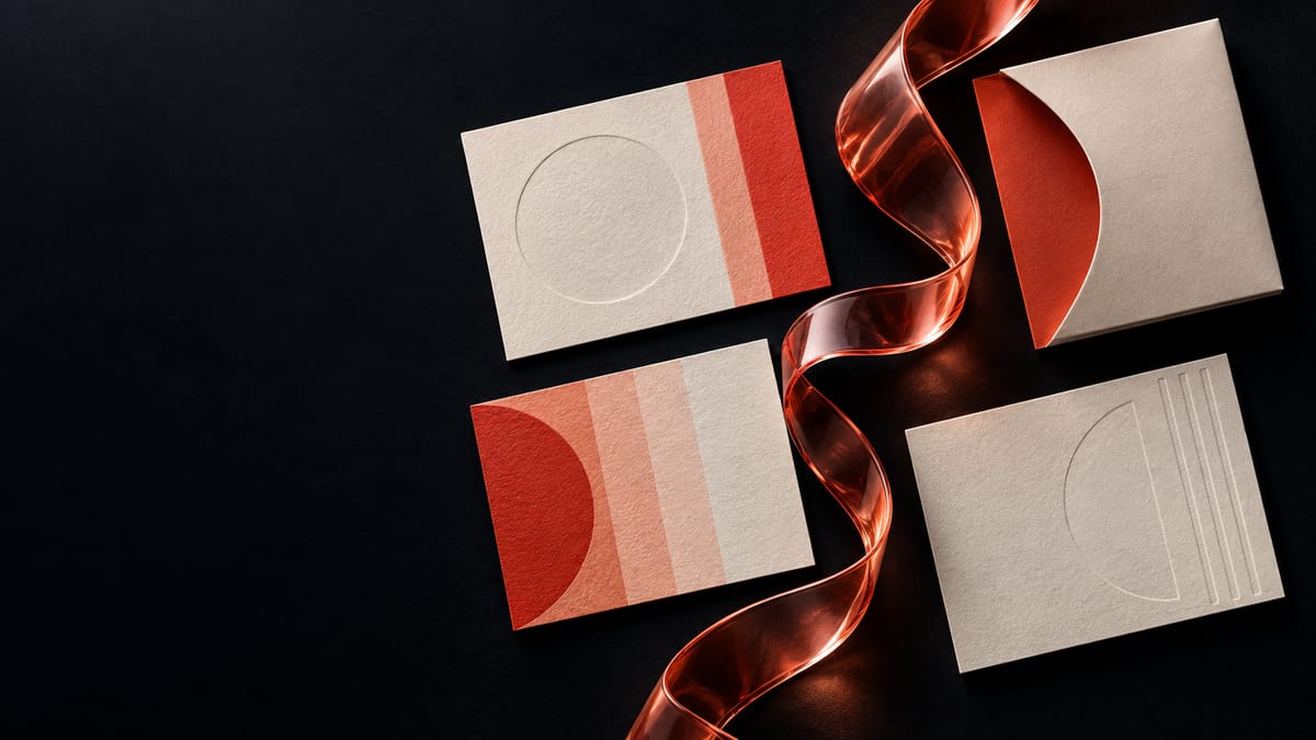 Illustration conceptuelle : cartes de marque reliées par un ruban rouge.