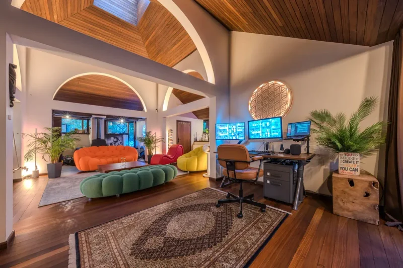 Vue du studio Kanaftchian avec les canapés colorés et les arches sous le plafond en bois.